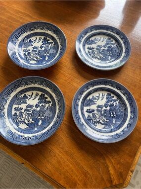Blue Willow China Lot (set of 4)